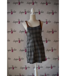 Vestido con tirante de correa. Talla unica.